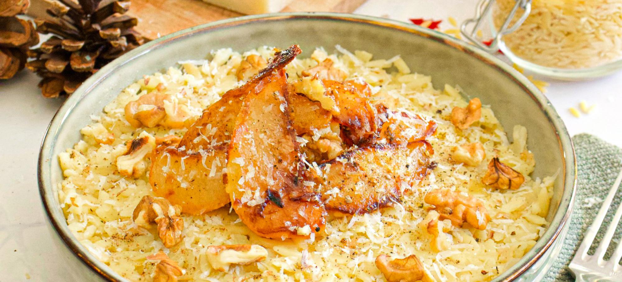 Orzotto de Noël au parmesan et poires caramélisées Orzotto de Noël au parmesan et poires caramélisées