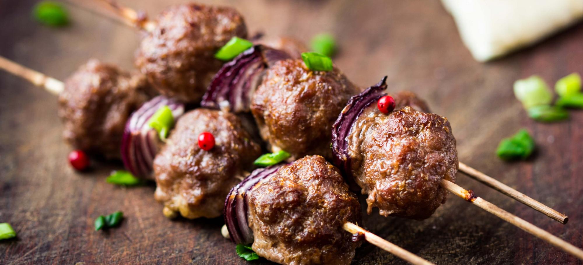 Brochettes de boulettes végétariennes 