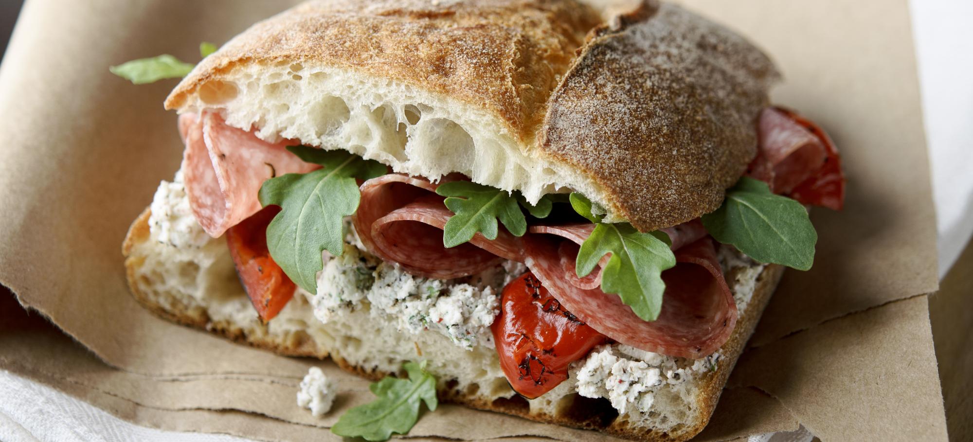 Sandwich houmous, tomates séchées et roquette Recette de sandwich houmous, tomates séchées et roquette