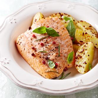 Recette de saumon grillé au miel et aux baies