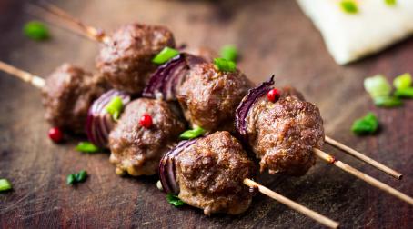 Brochettes de boulettes végétariennes 