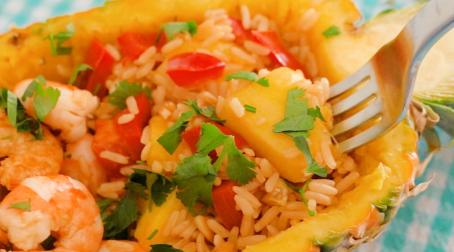 Riz sauté à l'ananas et aux crevettes