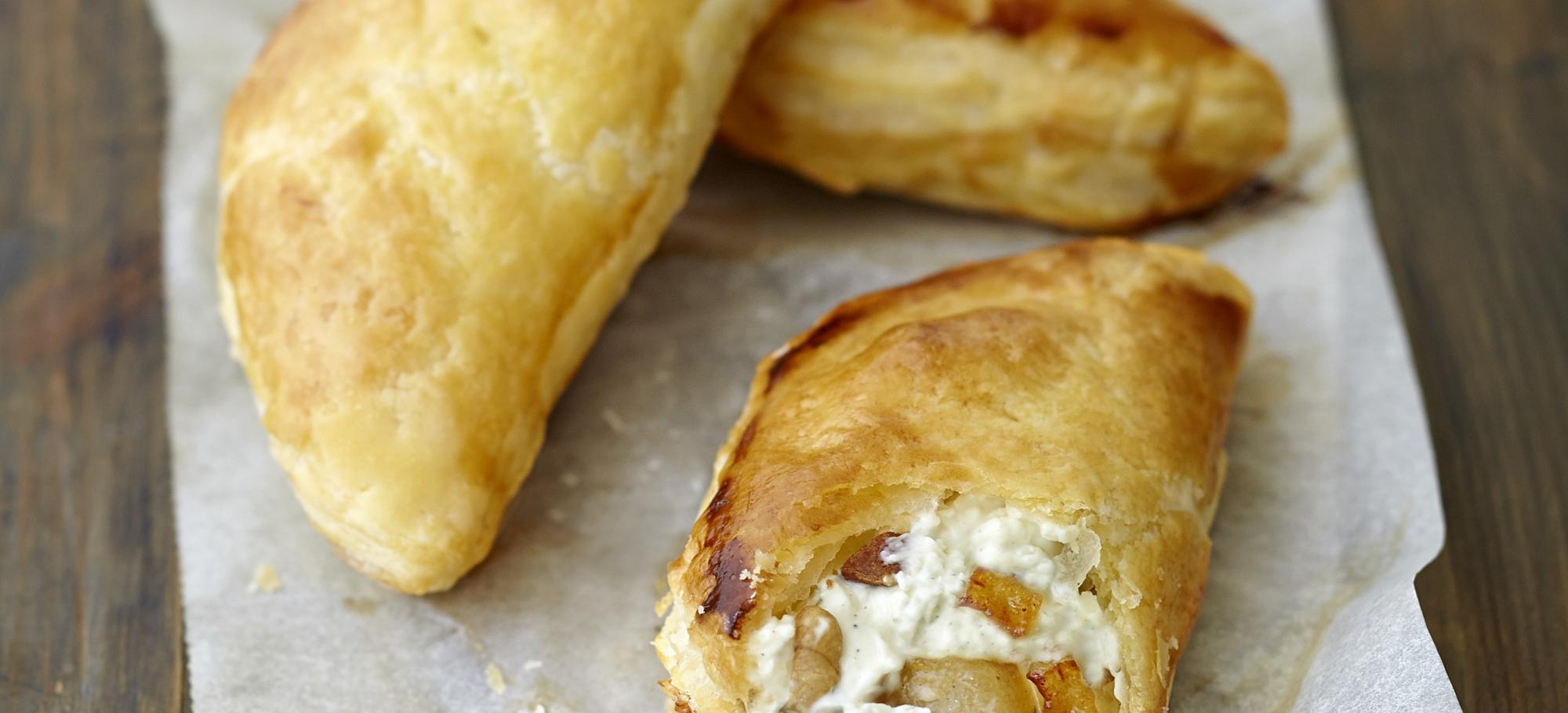 Chaussons feuilletés aux poires et Tartare Noix et éclats d’Amandes Chaussons feuilletés aux poires et Tartare Noix et éclats d’Amandes