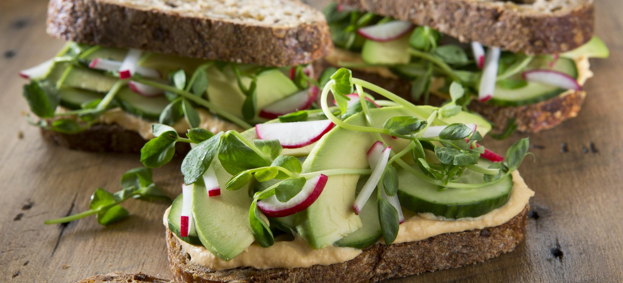 Houmous et toast avocado Recette d'houmous et toast avocado