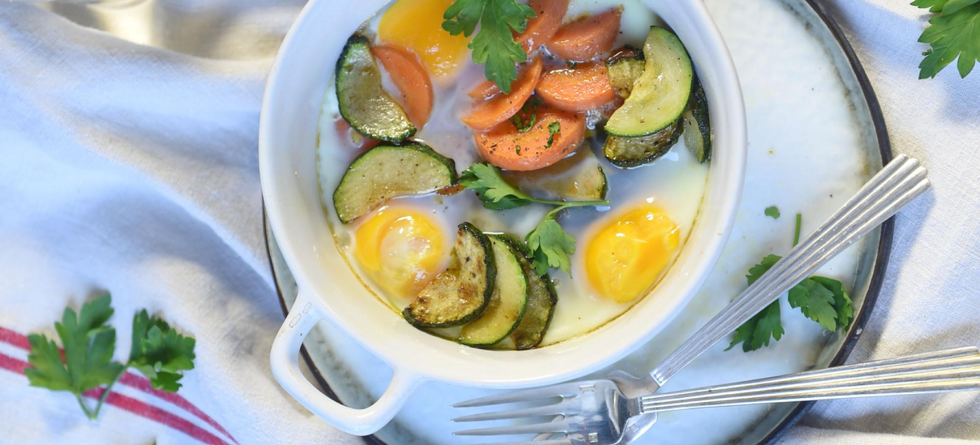 Œufs cocotte aux carottes, courgettes et tapenade Œufs cocotte aux carottes, courgettes et tapenade