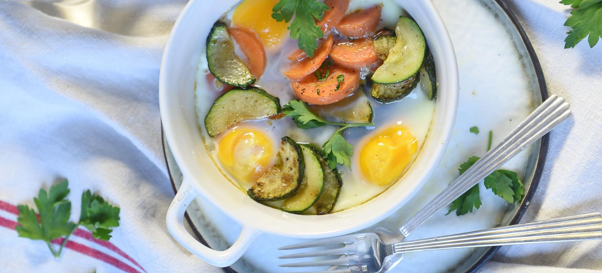 Œufs cocotte aux carottes, courgettes et tapenade