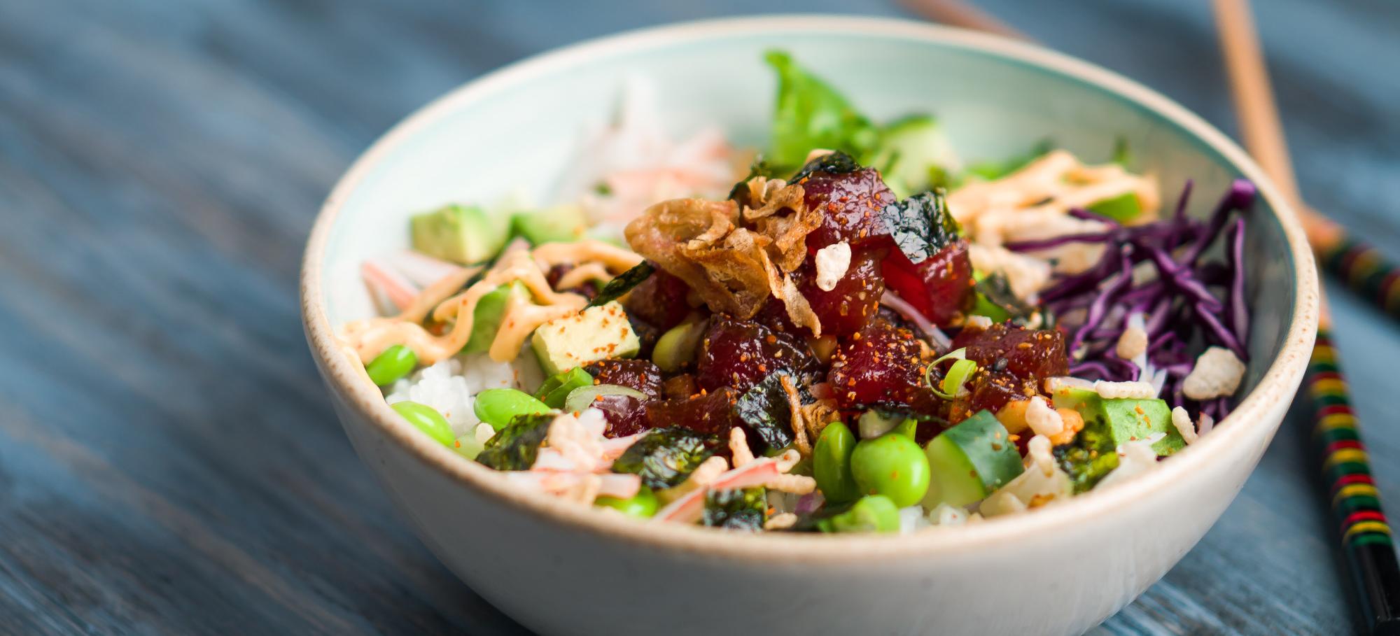 Poke bowl printanier à la truite fumée Poke bowl printanier à la truite fumée