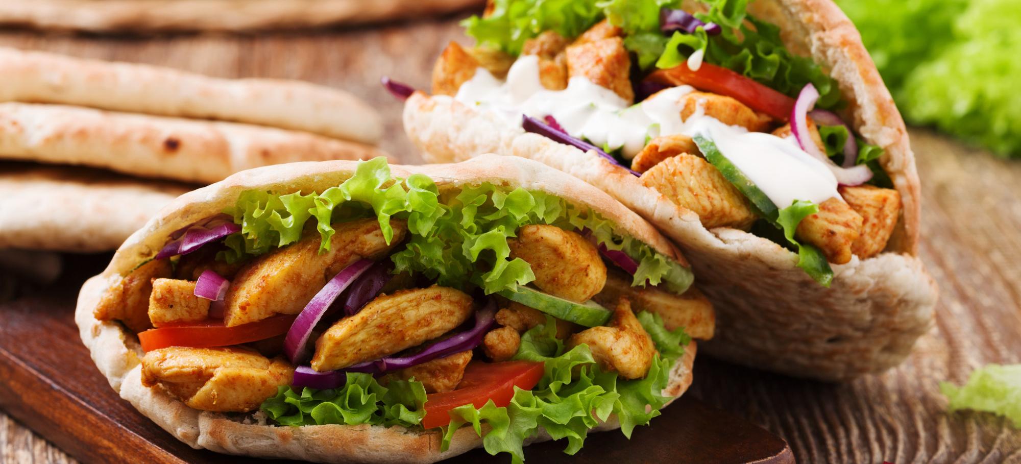 Sandwich de poulet mariné en pain pita Sandwich de poulet mariné en pain pita