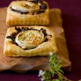 Recette de feuilletés de chèvre, confit d'oignons et pommes