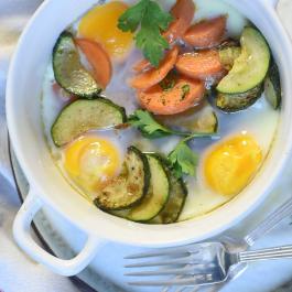 Œufs cocotte aux carottes, courgettes et tapenade