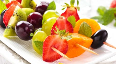 Brochettes de fruits dorées au miel facile diététique sucré gourmand mes recettes Brochettes de fruits dorées au miel facile diététique sucré gourmand mes recettes