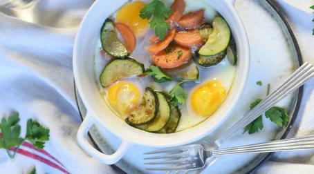 Œufs cocotte aux carottes, courgettes et tapenade